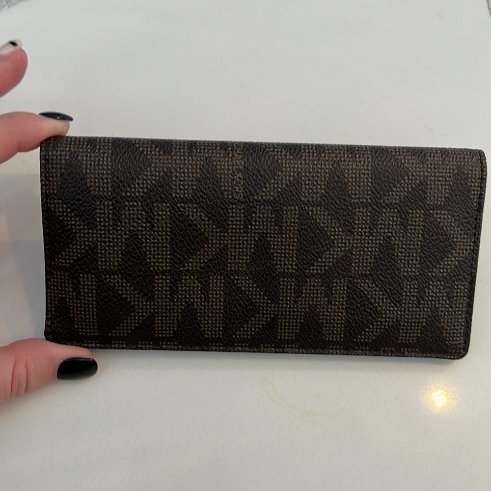 MK Checkbook holder like new